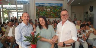 Bei der Einsetzungsfeier für die neue Rektorin der Böblinger Erich-Kästner-Grundschule, Anne Bessey-Wiest (Mitte), haben Oberbürgermeister Dr. Stefan Belz (links) und der Leiter des Staatlichen Schulamts Böblingen, Jochen Waidelich (rechts), gratuliert.