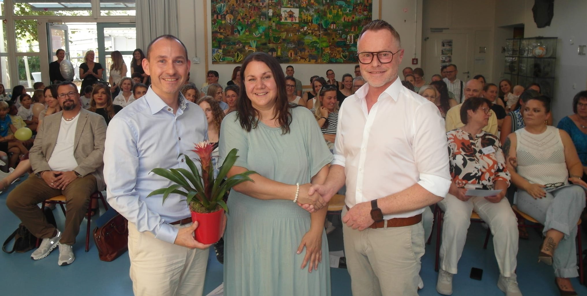 Bei der Einsetzungsfeier für die neue Rektorin der Böblinger Erich-Kästner-Grundschule, Anne Bessey-Wiest (Mitte), haben Oberbürgermeister Dr. Stefan Belz (links) und der Leiter des Staatlichen Schulamts Böblingen, Jochen Waidelich (rechts), gratuliert.