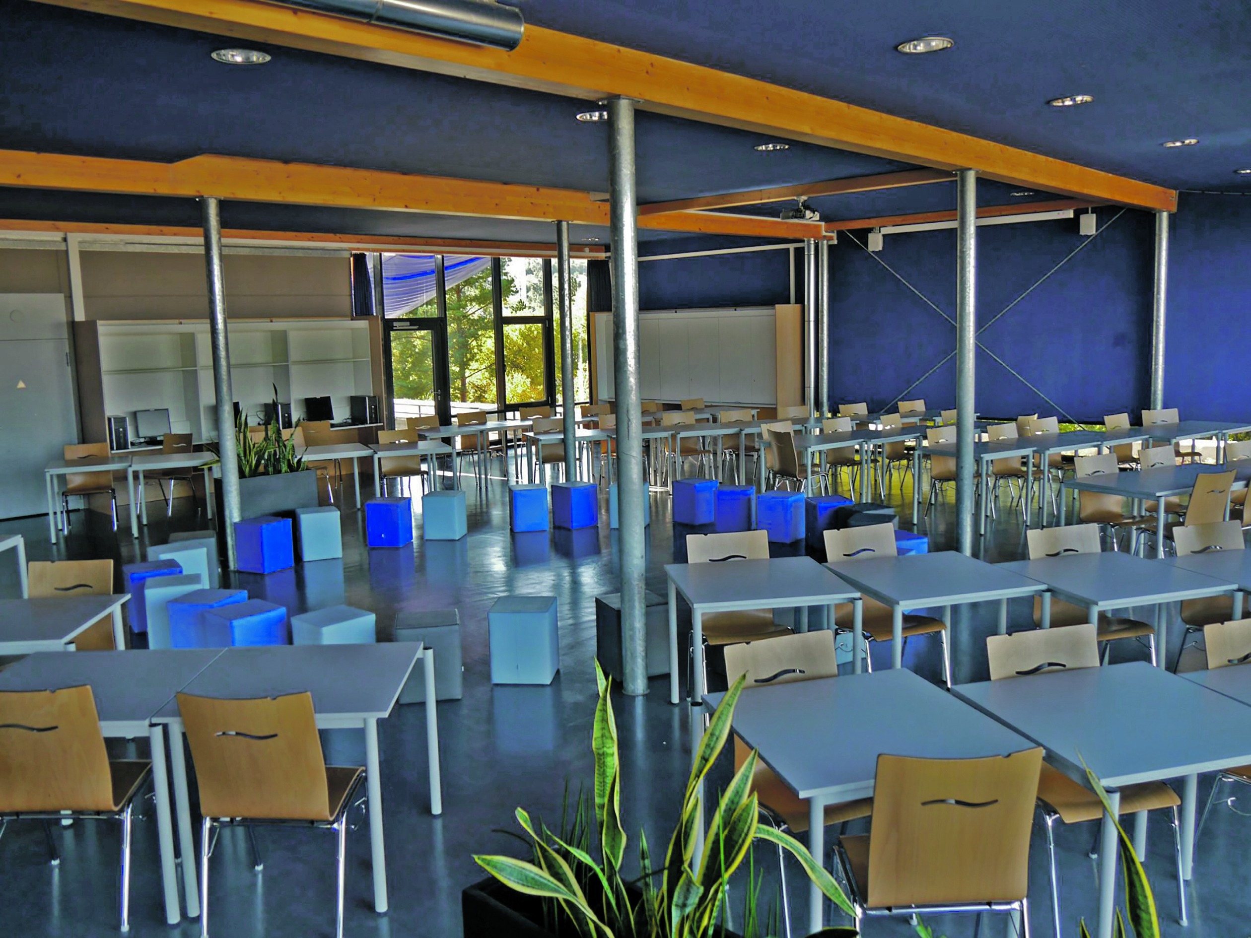 Im obersten Stockwerk des Otto-Hahn-Gymnasiums ist der Blaue Salon entstanden. Bild: z