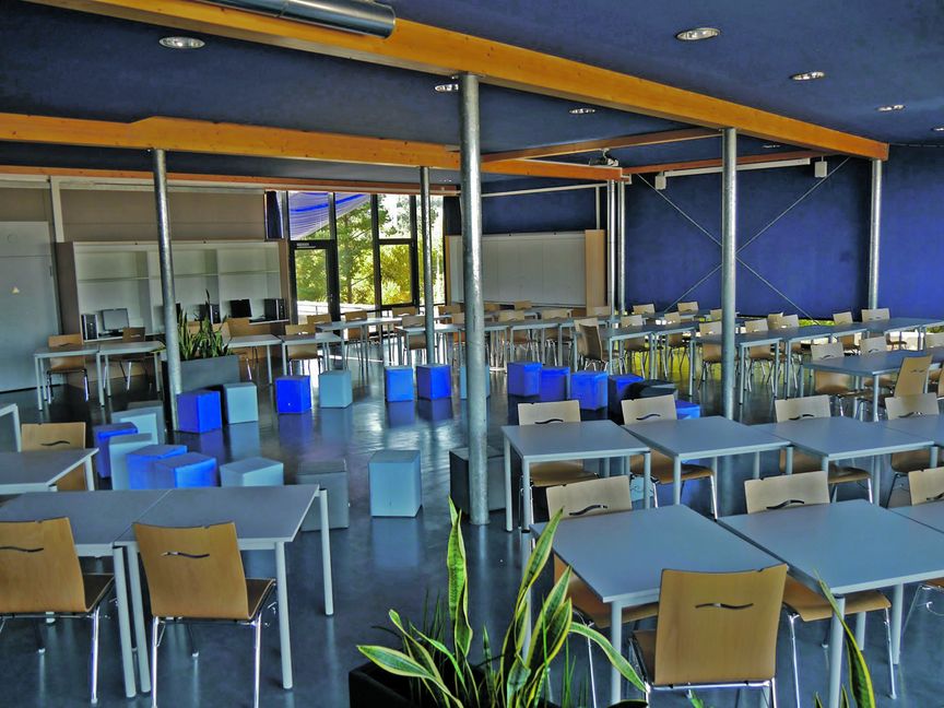 Im obersten Stockwerk des Otto-Hahn-Gymnasiums ist der Blaue Salon entstanden. Bild: z