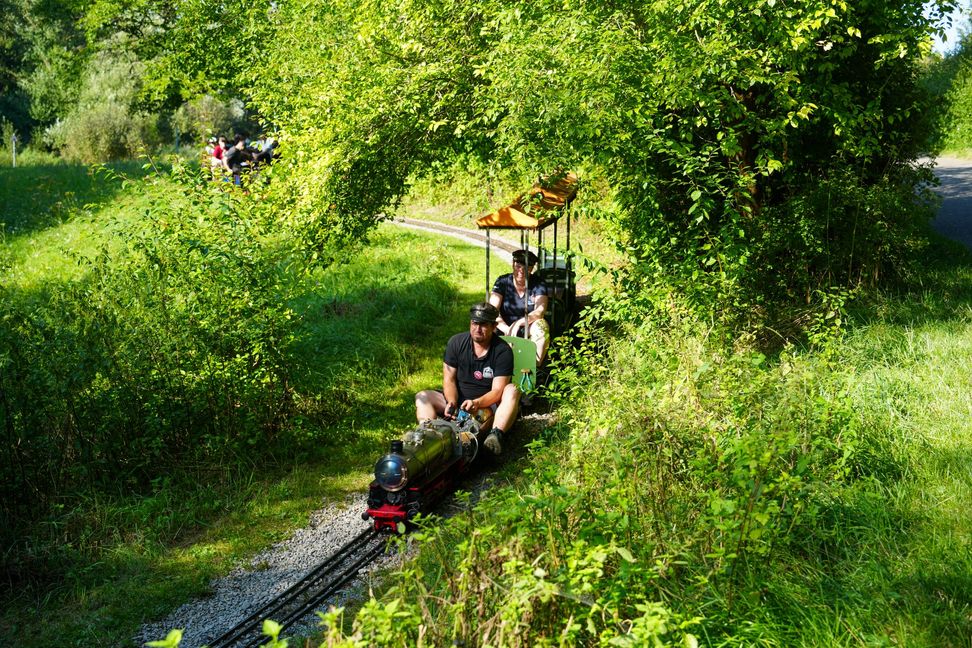 Einmal rundherum ging's für die Besucher des Fests.