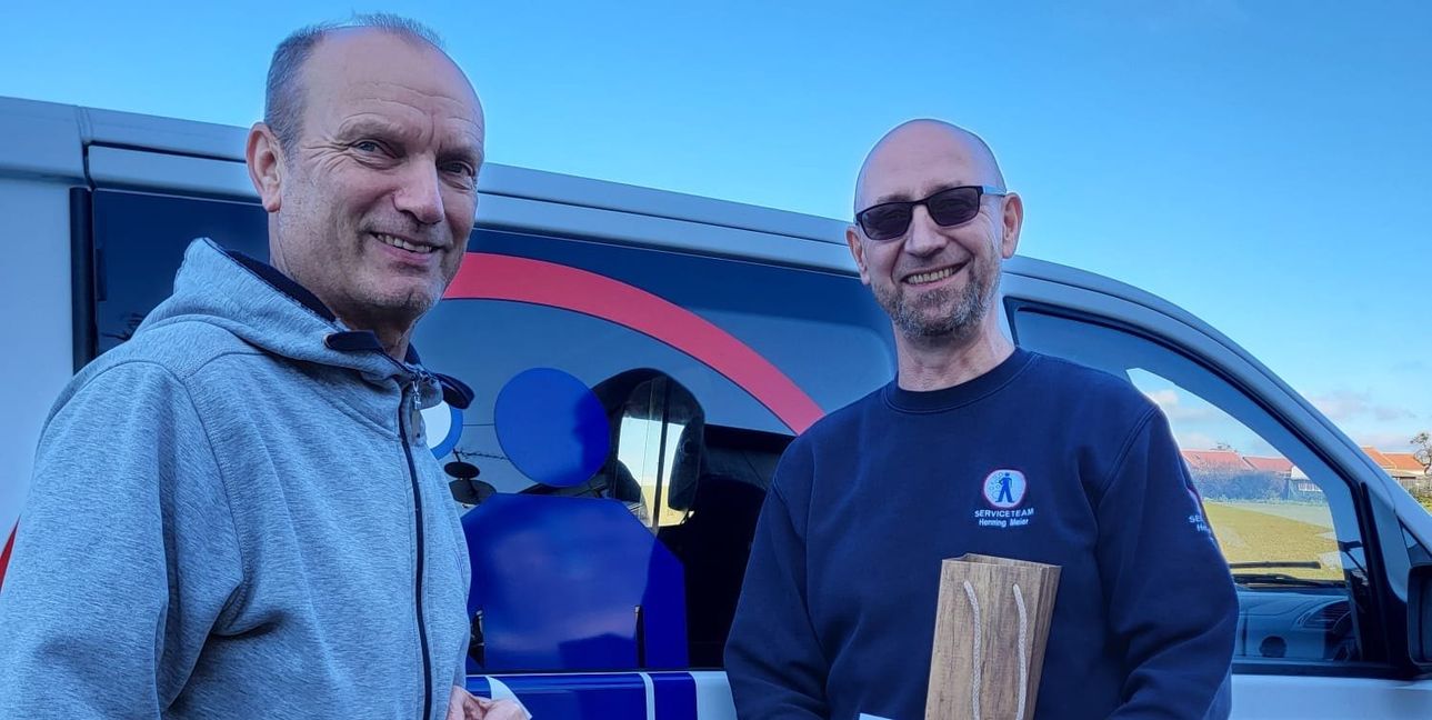 Jubilar Frank Bauer und Henning Meier freuen sich.