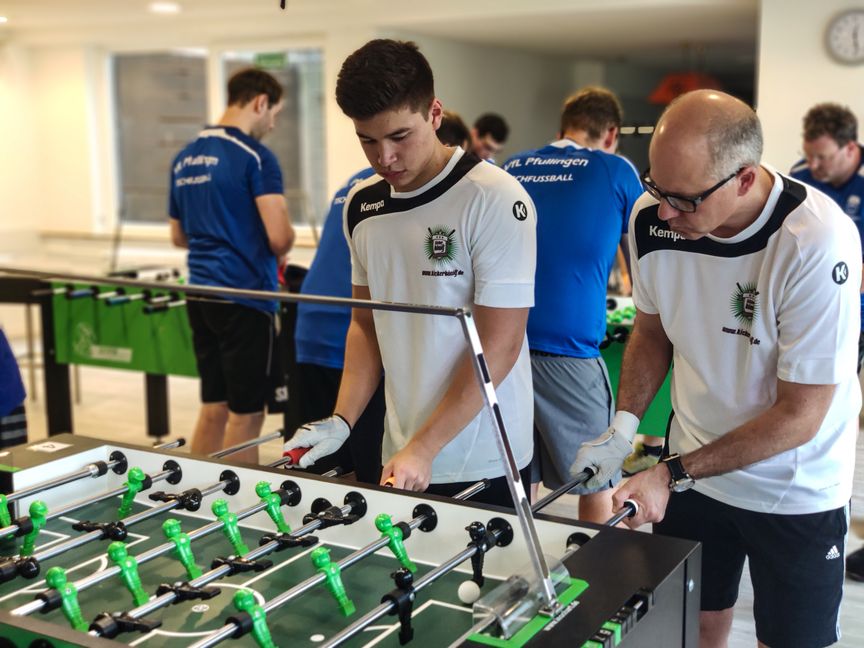 Die Sindelfinger Raphael Hampel (links) und Reiner Nicola an den Drehstangen