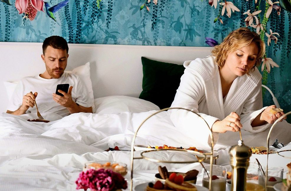 Fettlebe im Hotel mit geklautem Geld: Maren (Rosalie Thomass) und Dennis (Friedrich Mücke) Foto: SWR/Constantin Television