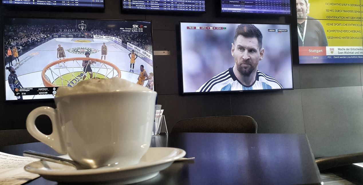 Fußball zum Frühstück – wer daheim kein Magenta TV hat, muss am Dienstagmorgen lange suchen. Und das eher vergeblich.     Bild: Wegner