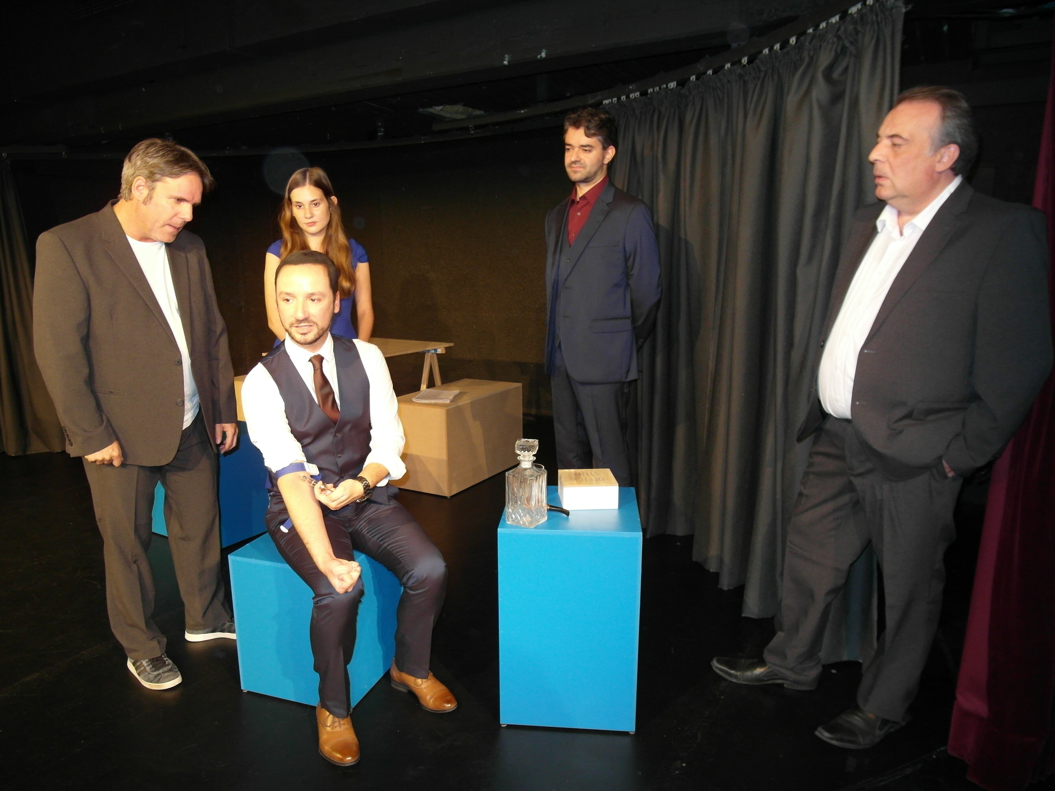Daniel Bayer (Doctor Watson), Jenny Schwartz (Miss Alice Faulkner), Femi Morina (Sherlock Holmes), Giovanni Gagliano (Professor Moriarty) und Karsten Spitzer (Inspector Lestrade) spielen ab Freitag „Sherlock Holmes“ im Sindelfinger Theaterkeller. Bild: Staber