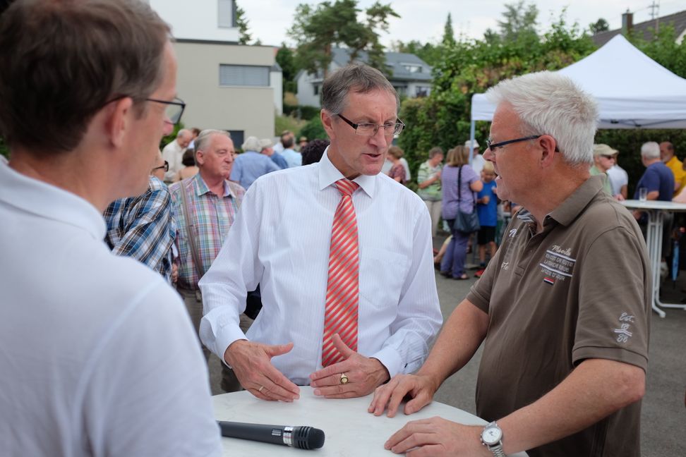 Landrat Bernhard im Gespräch mit Anwohnern der Hebungsgebiete in Böblingen. Bild: fotoknobi