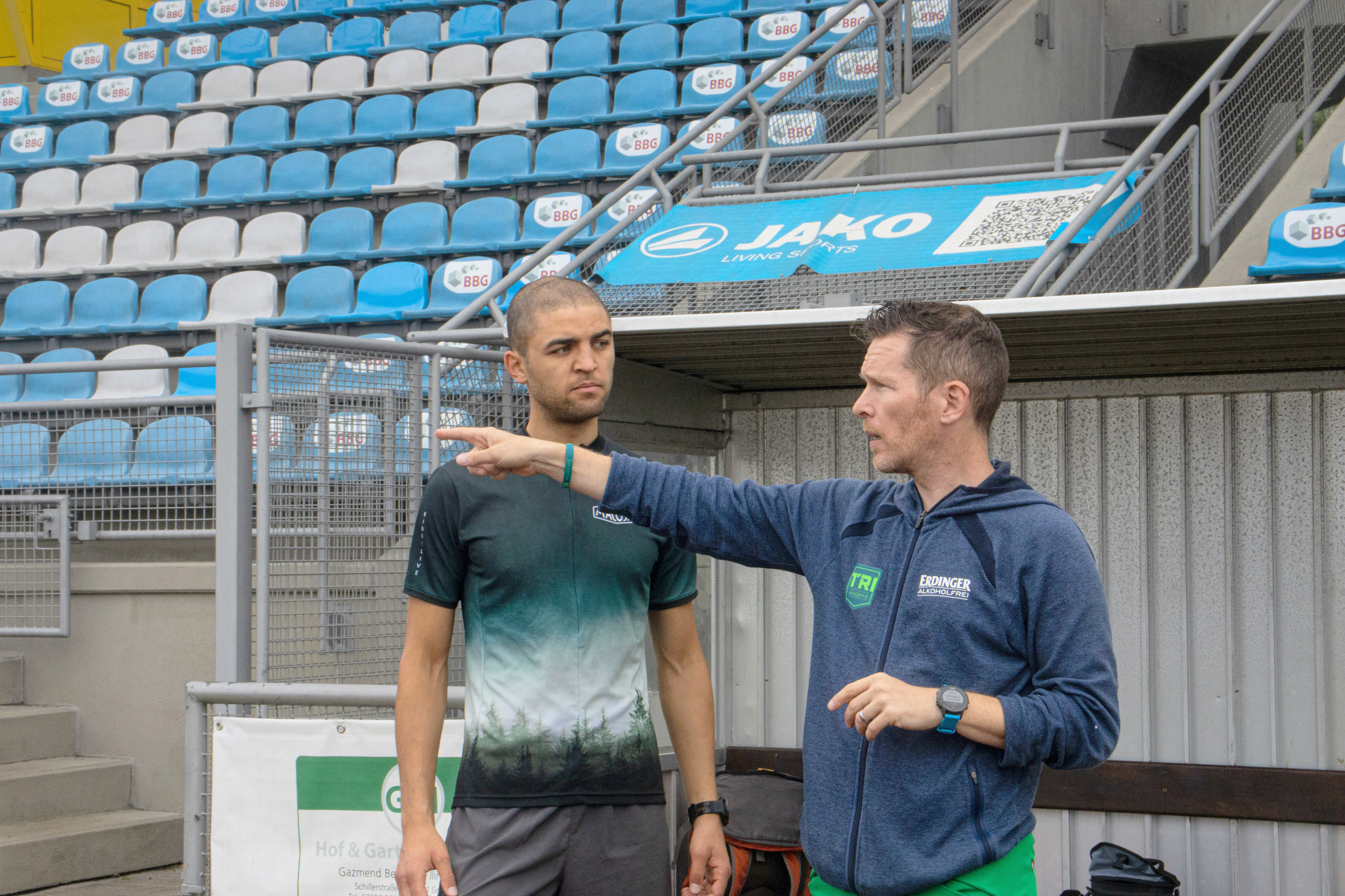 Torsten Völkel gibt Momchil Dimitrov im Böblinger Stadion die Richtung vor. Bild: Oberdorfer