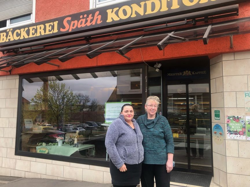 Bildtext: Bäckermeisterin Mariola Nadolski (rechts) und Fachverkäuferin Marina Russo vor der Bio-Bäckerei Späth, die nach 75 Jahren am Monatsende schließen wird. Bild: Denner