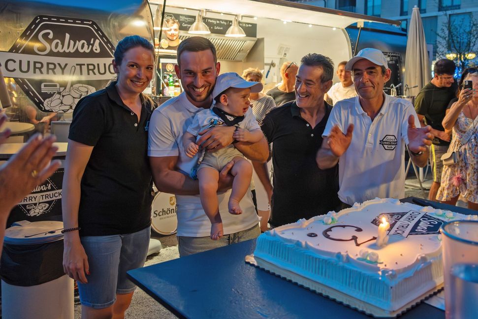 Eine Torte zum dreijährigen Bestehen des Curry Trucks: Anamarija und Salvatore Romeo mit Sohn Francesco, daneben Vater und Opa Francesco Romeo und Danilo Benini (von links). Bild: Nüßle