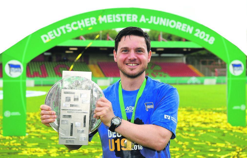 Agustino Burgarella mit der Meisterschale der U19-Junioren im Oberhausener Niederrhein-Stadion.  Bild: z