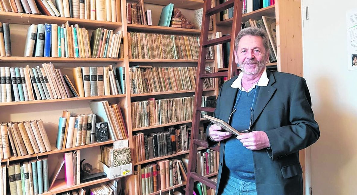 Der 76-jährige Joachim Ratz in seinem Antiquariat im Dätzinger Schloss. Die Bücherregale gehen in dem nur 2 mal 3 Meter kleinen Raum bis an die Decke.  Bild: Nüßle