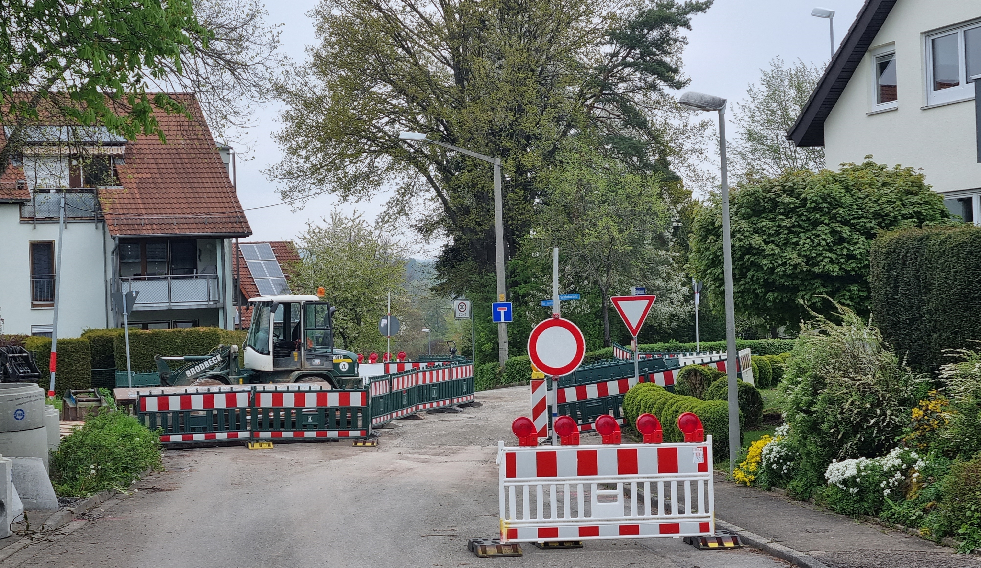 Auch wenn die Beschilderung etwas anderes anzeigt:Hier befindet sich die Umleitung für Anlieger über die Schönbuchstraße. Ob dort auch ausreichend Platz für Löschfahrzeuge ist?