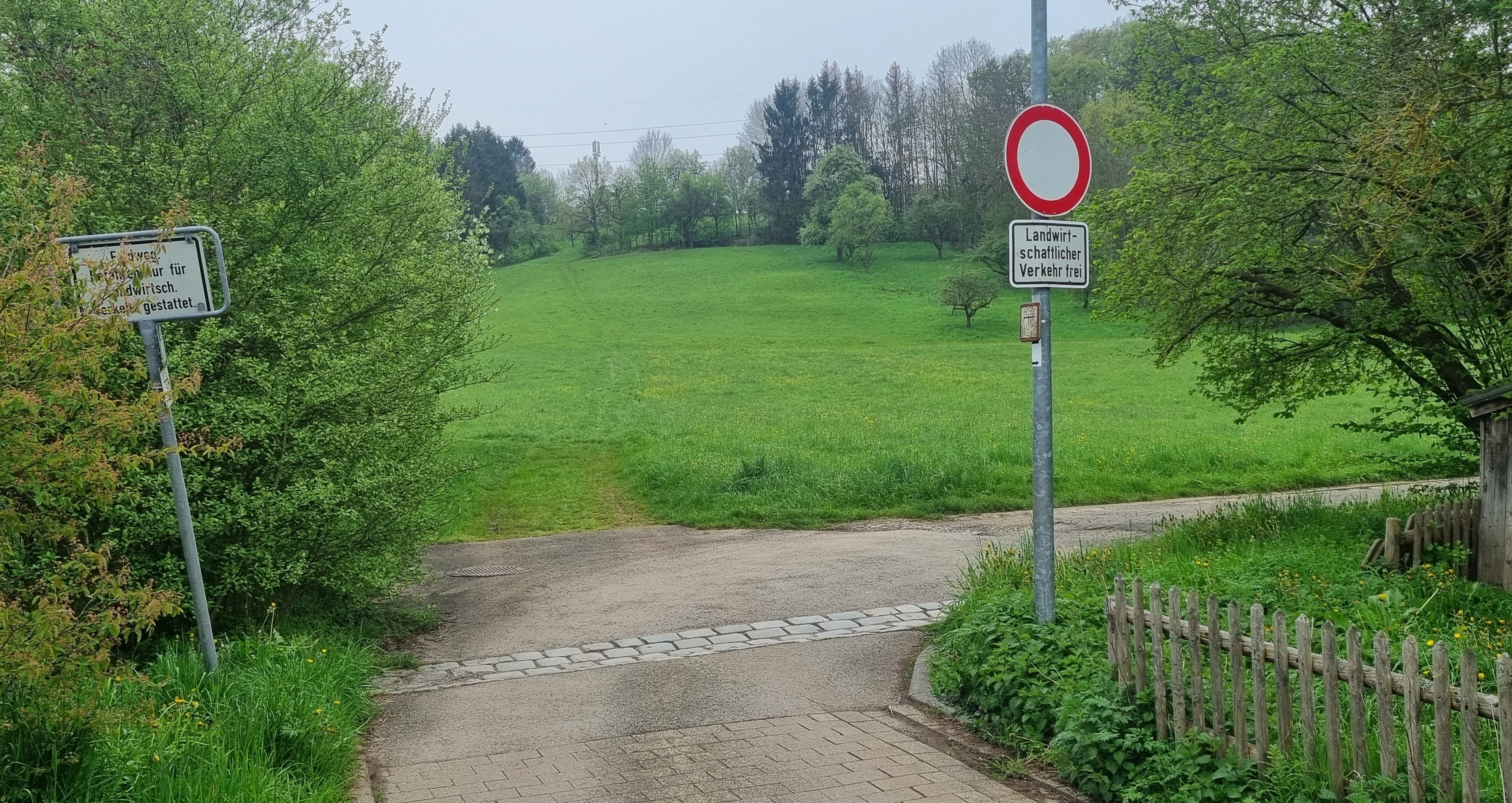 Die Umleitung über die Kirchwiesenstraße ist nicht ausgeschildert. Dafür müssen Anwohner ein Schild passieren, dass ihnen eigentlich eine Weiterfahrt verbietet.
