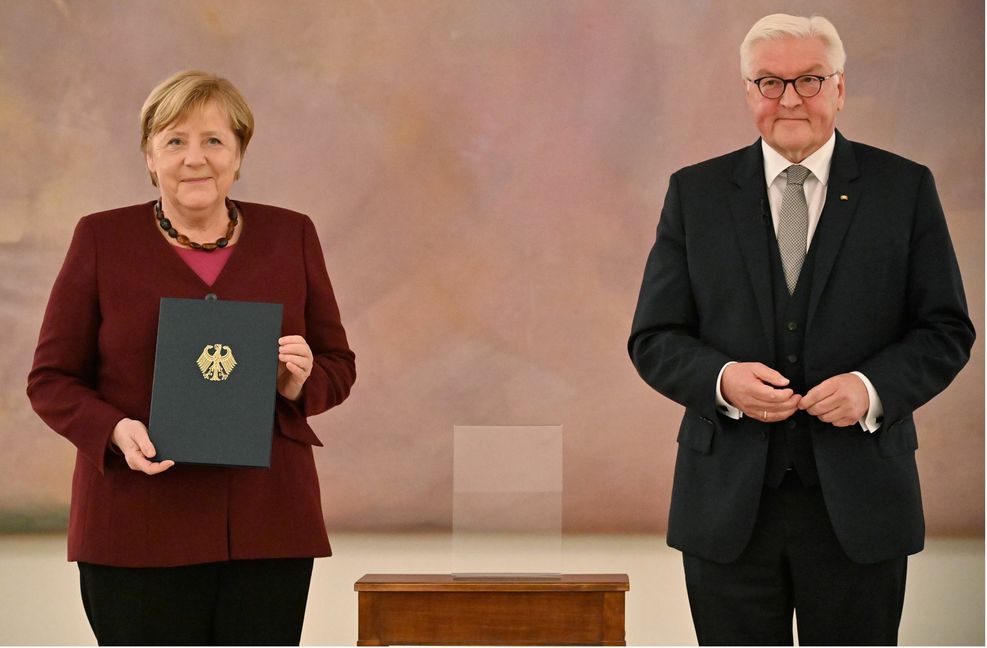 Am 26. Oktober überreichte Bundespräsident Frank-Walter Steinmeier der Bundeskanzlerin  die Entlassungsurkunde. Seitdem sind Angela Merkel und ihr Kabinett nur noch geschäftsführend im Amt.
 Foto: dpa/Bernd Von Jutrczenka
