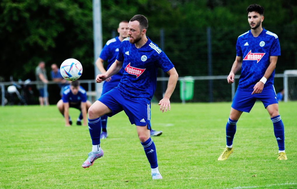 Der Sindelfinger Tobias Kubitzsch (links am Ball) erzelte die frühe Führung. Bild: photostampe