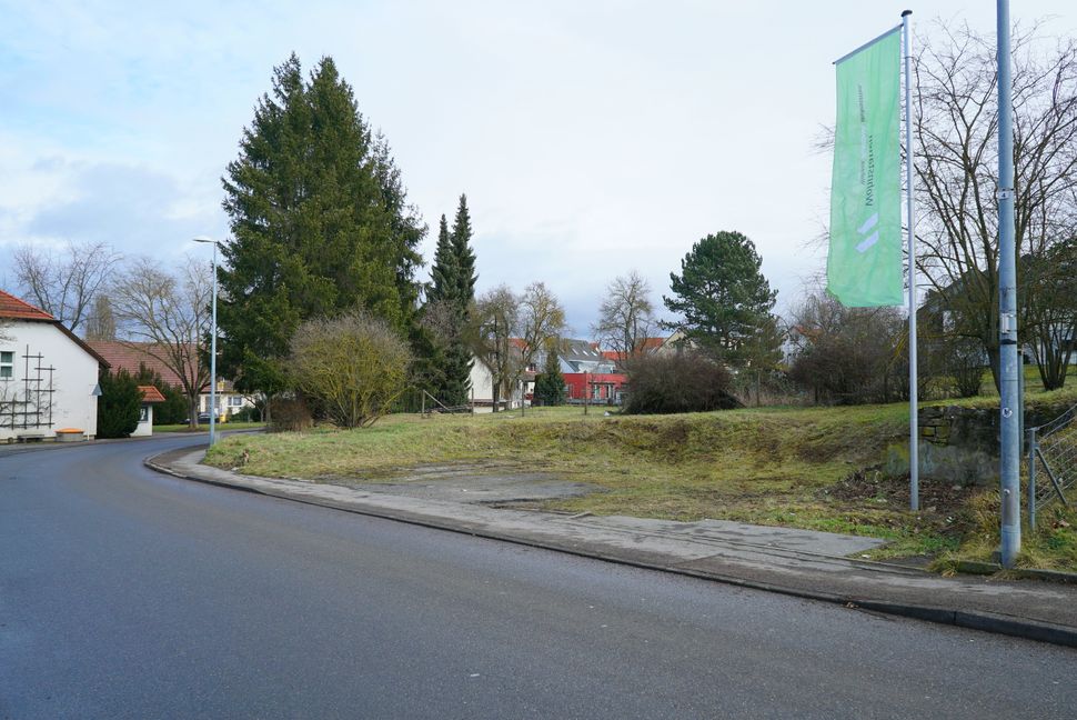 Die Fahne der Wohnstätten flattert im Wind bald soll hier der Baustart an der Olgastraße folgen, links die Darmsheimer Turn- und Festhalle. Bild: Heiden