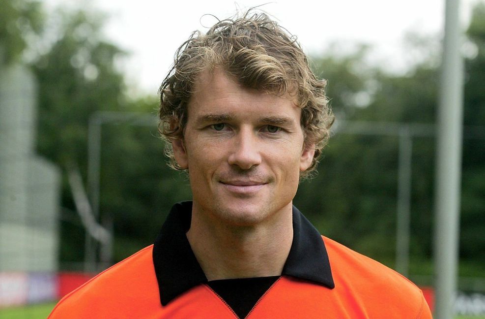 Hitzkopf  auf und neben dem Platz: In seiner Jugend spielt Jens Lehmann beim Nachwuchs von Schwarz-Weiß Essen, nebenher macht der ehrgeizige Sportler sein Abitur. 1989 wechselt Lehmann zum FC Schalke 04, der damals noch in der zweiten Liga spielt. 1991 steigt er mit den Königsblauen auf. Foto: dpa