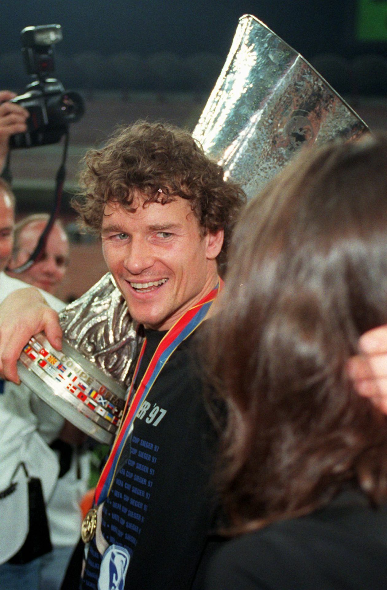 1990er Jahre: Zehn Jahre bleibt Jens Lehmann auf Schalke Stammtorhüter. 1997 feiert er mit den Königsblauen einen historischen Uefa-Cup-Triumph. Ein Jahr später verlässt Lehmann den Revierclub in Richtung Italien. Doch beim AC Mailand wird der Keeper nicht glücklich: Nach wenigen Spielen wird Lehmann auf die Bank verbannt. Foto: dpa