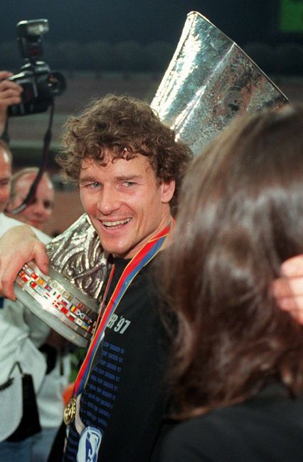 1990er Jahre: Zehn Jahre bleibt Jens Lehmann auf Schalke Stammtorhüter. 1997 feiert er mit den Königsblauen einen historischen Uefa-Cup-Triumph. Ein Jahr später verlässt Lehmann den Revierclub in Richtung Italien. Doch beim AC Mailand wird der Keeper nicht glücklich: Nach wenigen Spielen wird Lehmann auf die Bank verbannt. Foto: dpa