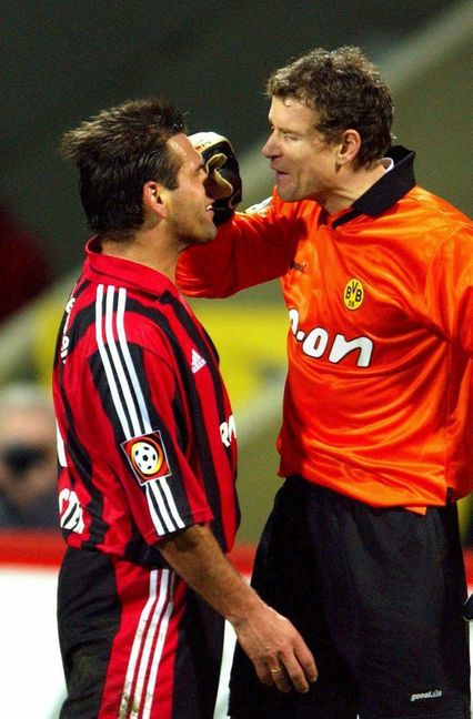 Zweimal sieht er wegen Ausrastern die Rote Karte. Für den Nasenstüber gegen den Leverkusener Ulf Kirsten gibt es zumindest Gelb. Erfolgreich ist er dennoch: 2002 gewinnt Dortmund die Meisterschaft. Foto: dpa