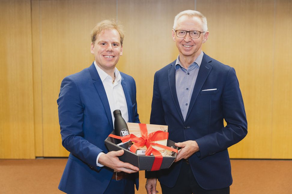 Sindelfingens Erster Bürgermeister Christian Gangl (rechts) überreicht Jochen Kubin, dem nun offiziell eingesetzten neuen Schulleiter der Realschule am Goldberg, einen Geschenkkorb.   Bild: z