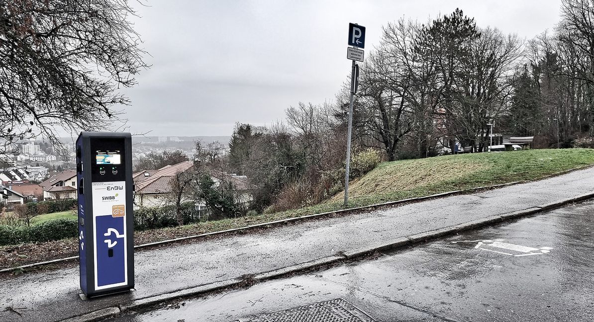 Parkplatz für E-Fahrzeuge in der Waldburgstraße: Demnächst sind E-Fahrzeuge nicht  mehr automatisch von der Gebührenpflicht befreit. Bild: Hamann