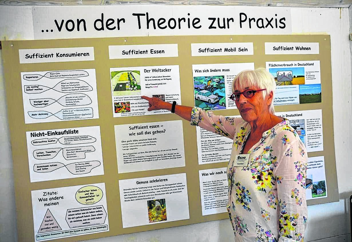 Ursula Wenzel vom Vorstand des BUND-Kreisverbands Böblingen hat den Arbeitskreis Suffizienz geleitet und mit den Teilnehmern die Wandzeitung zum Thema gestaltet. Bild: Reichert