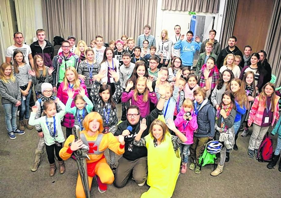Die Sim-TV-Kinderfilmakademie im Jahr 2015 (linkes Bild) und beim letzten Projekt des Jahres 2017 im Rathaus-Foyer, dem Film „Demokratie leben“ für den Jugendgemeinderat Sindelfingen, den Oliver Ebel und Oliver Weiss, die beiden Volontäre des Vereins, gedreht haben. Bilder: Tarek Musleh/ z