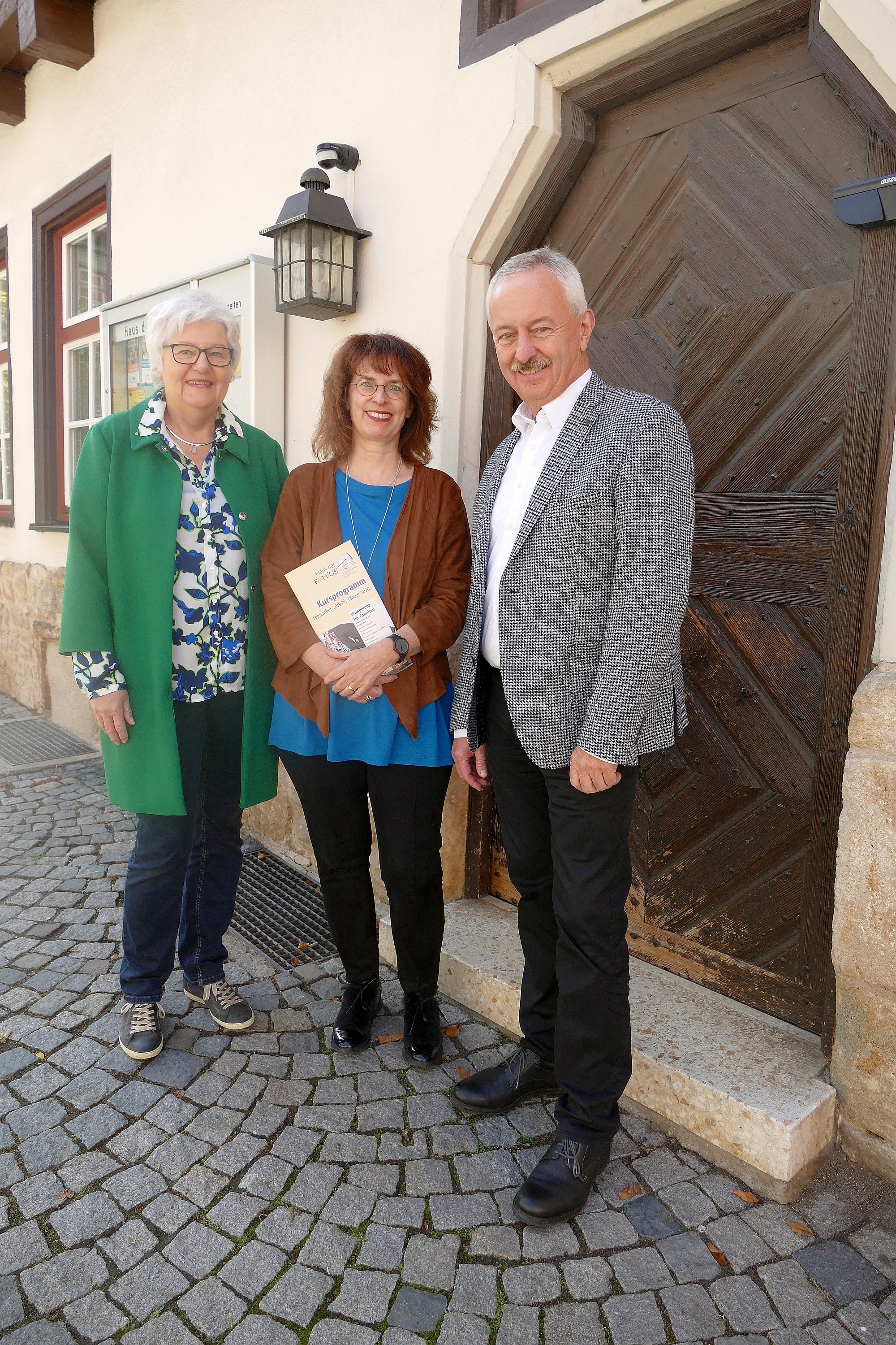 Margit Wagner, die die Gruppen leitet, Eva Schaber vom Leitungsteam Resilienzzentrum im Haus der Familie und Rolf Schneider, Geschäftsführer der Ökumenischen Sozialstation