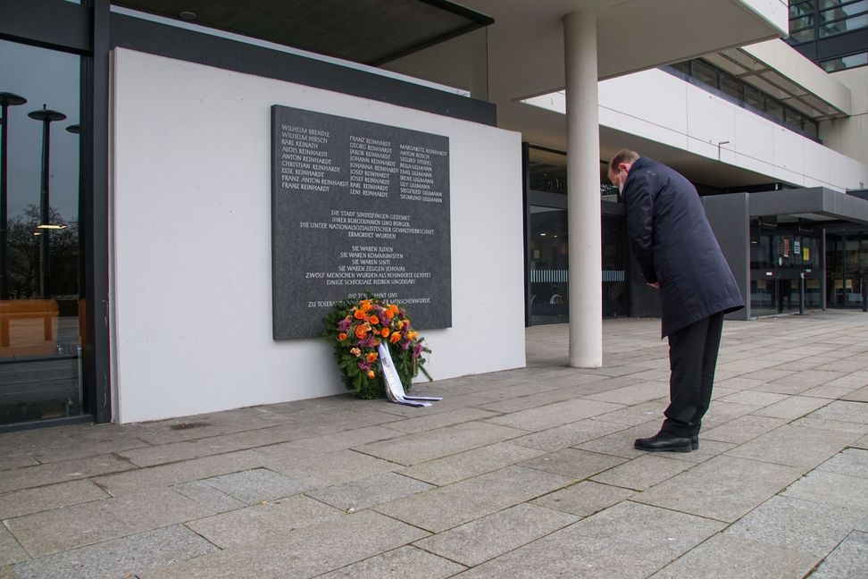 Auch dieses Jahr hatte Sindelfingens Oberbürgermeister Dr. Bernd Vöhringer zur Kranzniederlegung vor dem Sindelfinger Rathaus geladen, um der Opfer des Nationalsozialismus zu gedenken.   Bild: Dettenmeyer