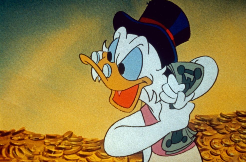 Inbegriff des superreichen Geizhalses:  Comic-Figur Dagobert Duck in seinem Geldspeicher.