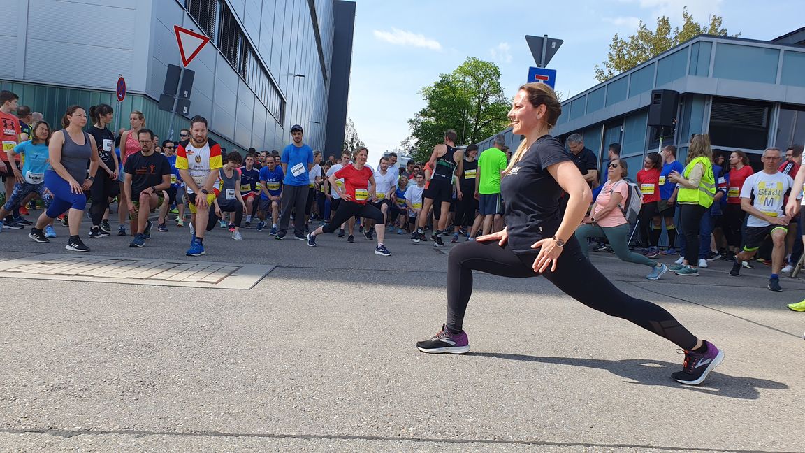 Tatjana Dufour macht die Läufer flott.Bild: Wegner