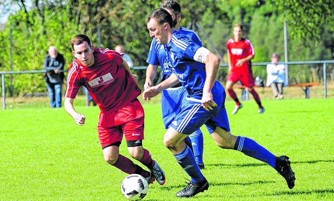 Grafenaus Maximilian Kohler (links) versucht Oberjettingens Kapitän Fabian Seeger im Spielaufbau zu stören. Bild: automotorart