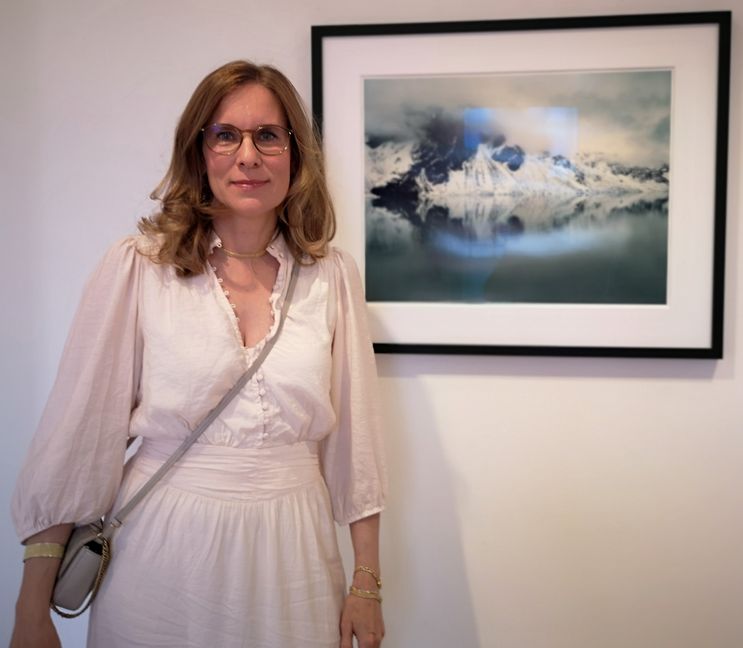 Fotografin Tina Trumpp mit einer ihrer Arbeiten bei der Eröffnung der Ausstellung "Der Berg ruft" auf Schloss Dätzingen.     Bild: Schilpp