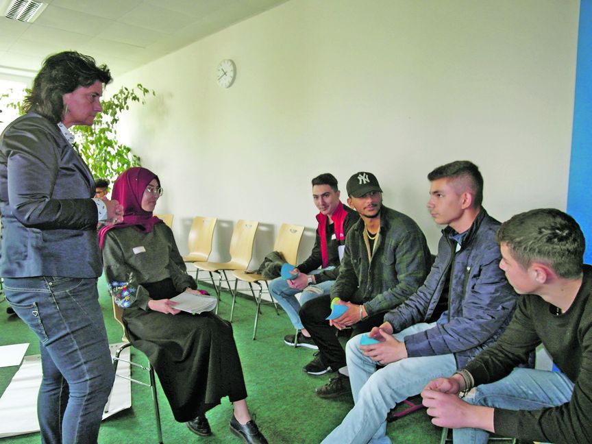 Die Integrationsbeauftragte des Landratsamts Böblingen, Carolina Monfort-Montero (links), arbeitet in ihrem Workshop zum Thema Integration die strukturelle Komponente von Diskriminierungs-Erfahrungen Jugendlicher heraus. Bild: Staber