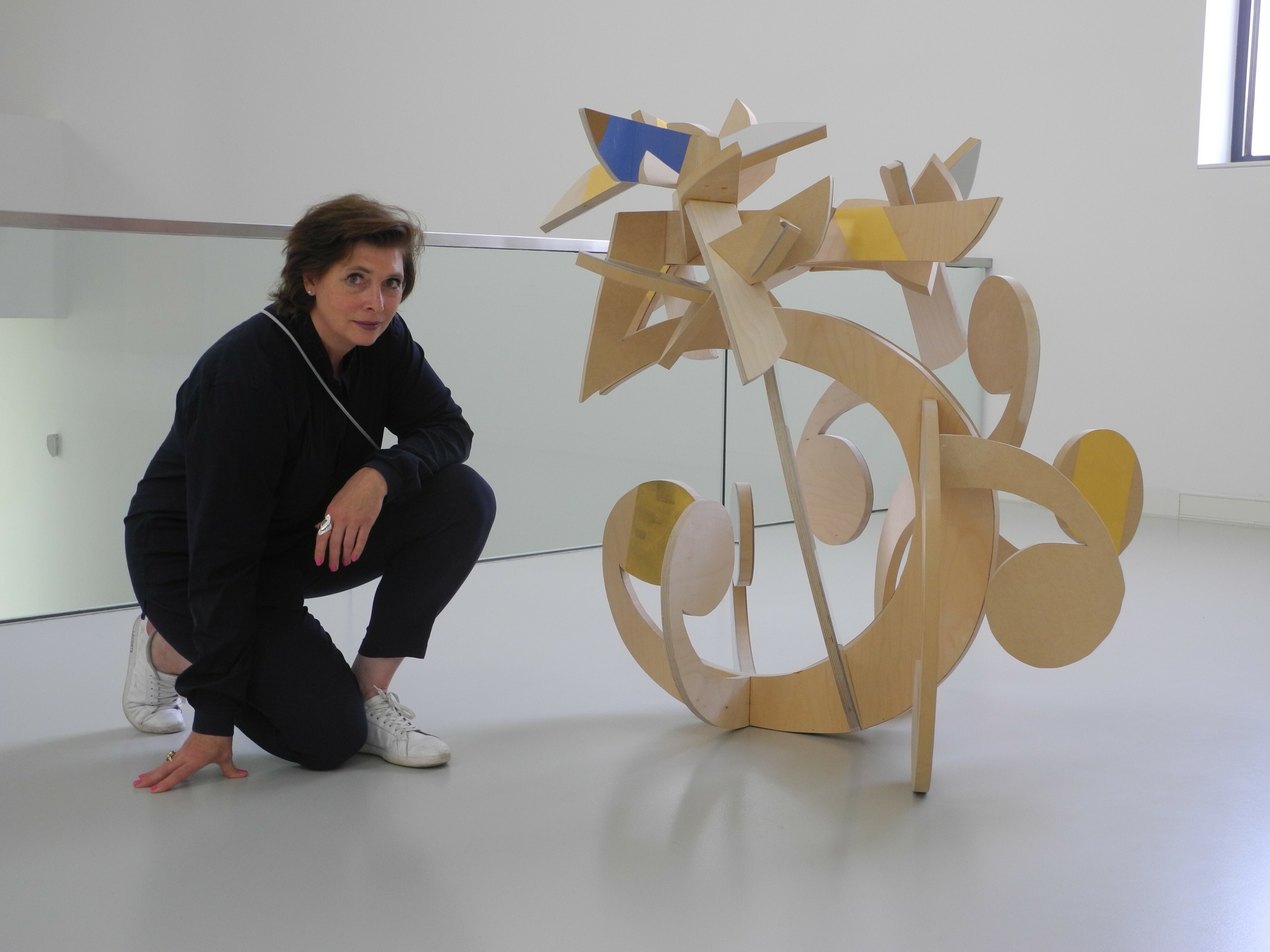 Kunstvermittlerin Alix Sharma-Weigold gefällt die „Allansichtigkeit“ von Andy Ouchis Skulptur im Schauwerk Sindelfingen. Bild: Volkmann