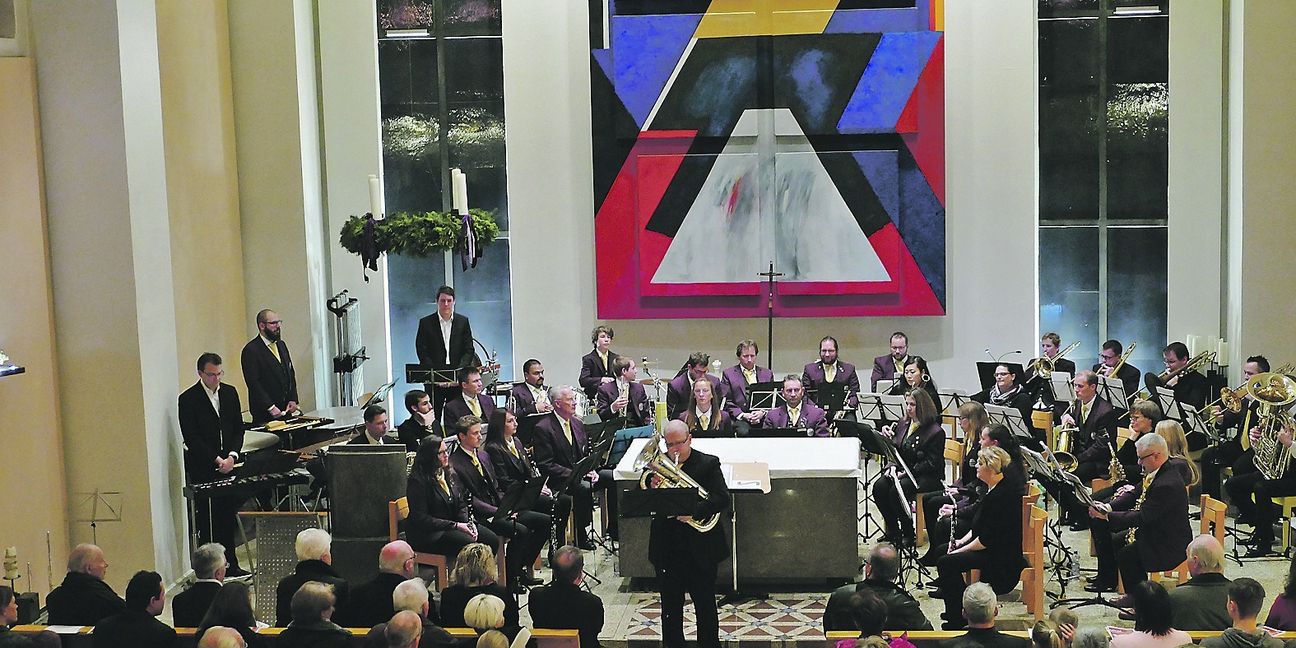Bei seinem letzten Konzert mit der Musikkapelle Maichingen hatte Dirigent Timo Kächele in der katholischen Kirche Sankt Anna auch einen Auftritt als Solist am Euphonium. Bild: Lück
