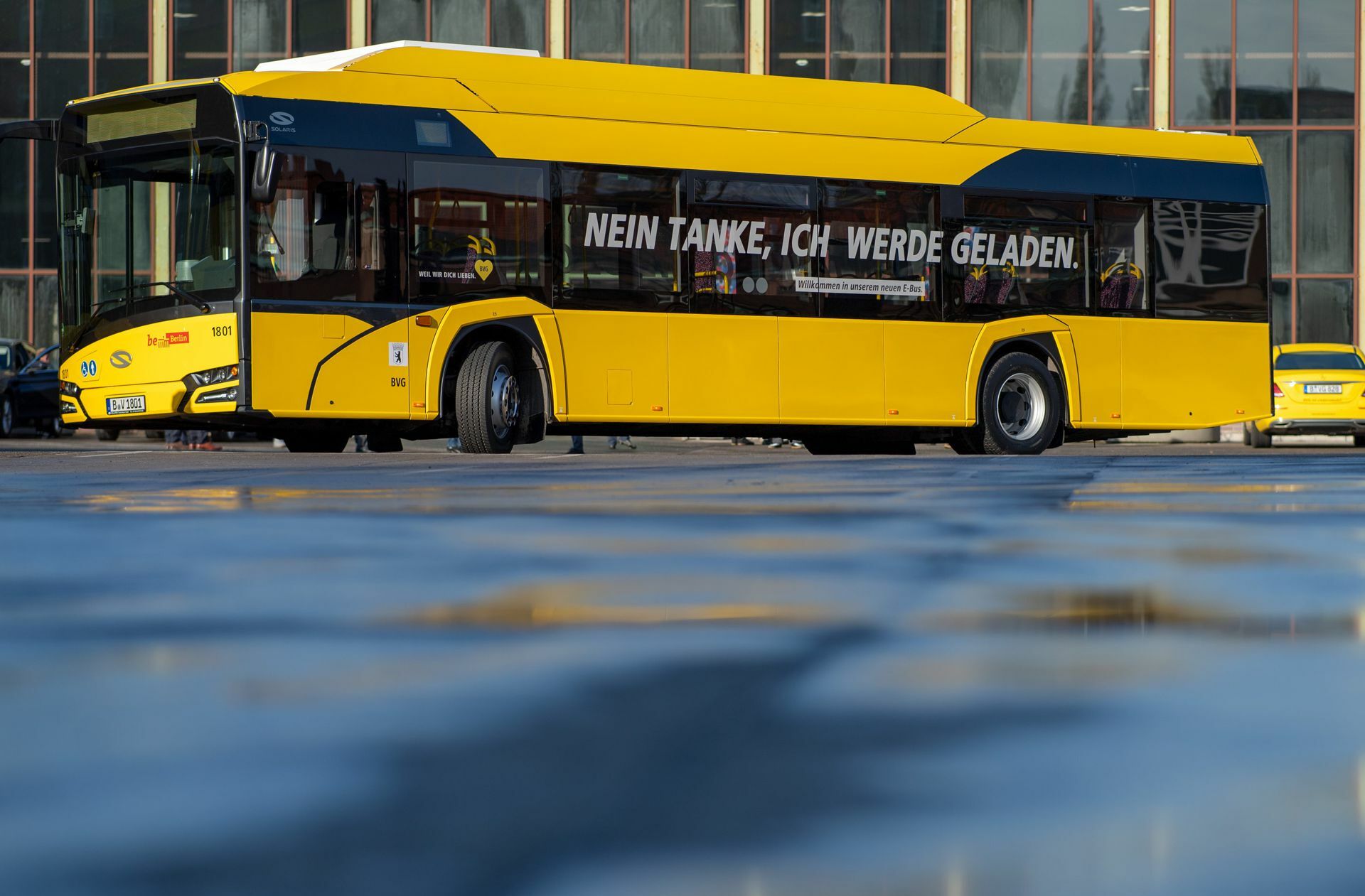 Batterieelektrische Busse sind sauberer, aber nicht so gut einsetzbar wie Dieselmodelle. Foto: dpa/Monika Skolimowska