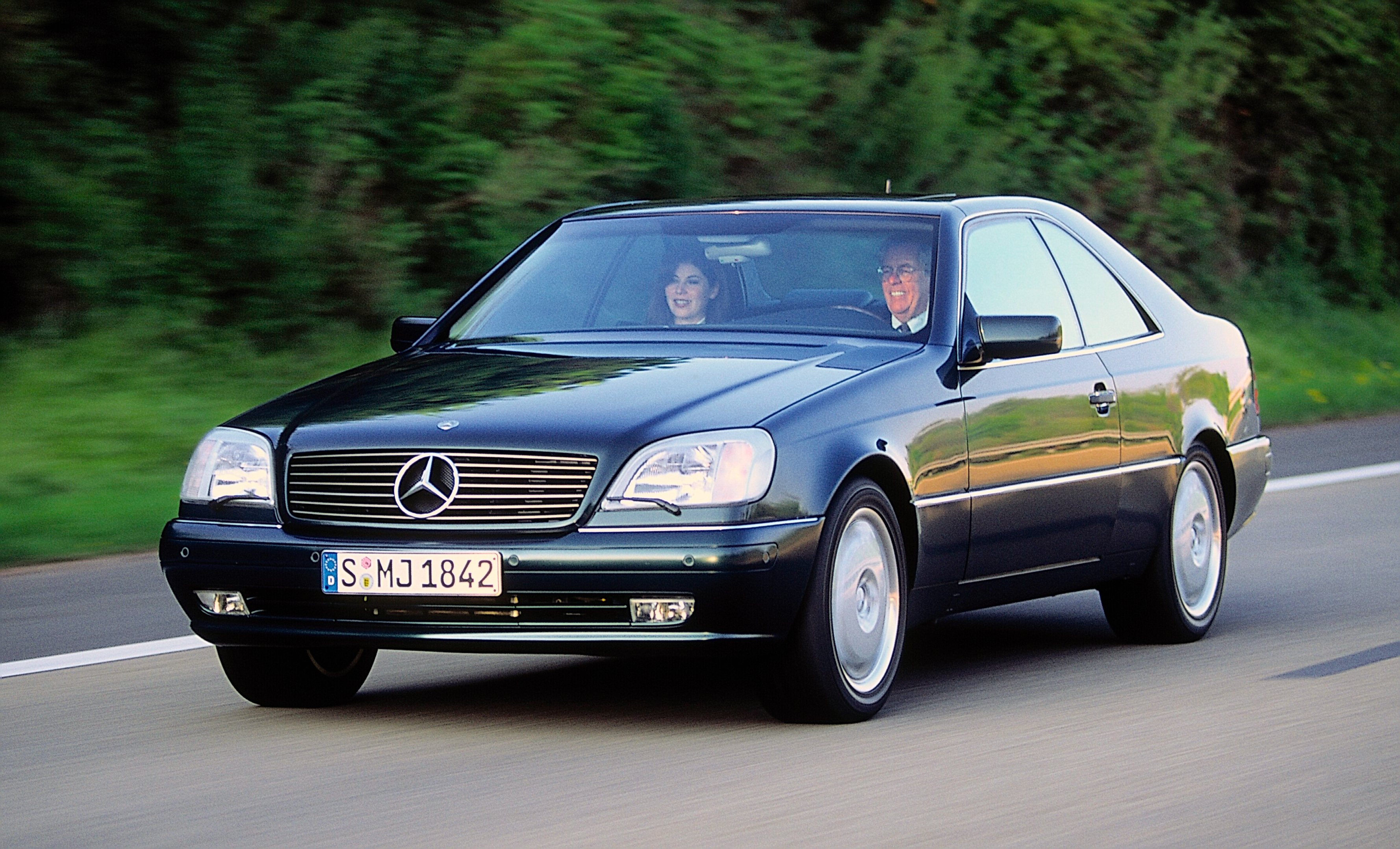 Mercedes-Benz CL-Klasse Coupé der Baureihe 140. Fahraufnahme von vorn links aus dem Jahr 1996. (Fotosignatur der Mercedes-Benz Classic Archive: A96F2439)