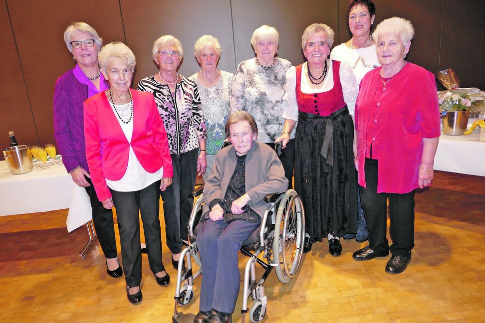 Ehrungen bei den Maichinger Landfrauen: Christa Babel (2. Vorsitzende), Traudel Schilling, Erika Beuttler, Johanna Speer (sitzend ganz vorne), Ruth Hering, Annerose Raith, Doris Kemmler, Ute Müller (Vorsitzende) und Martha Schneider (von links). Bild: Lück