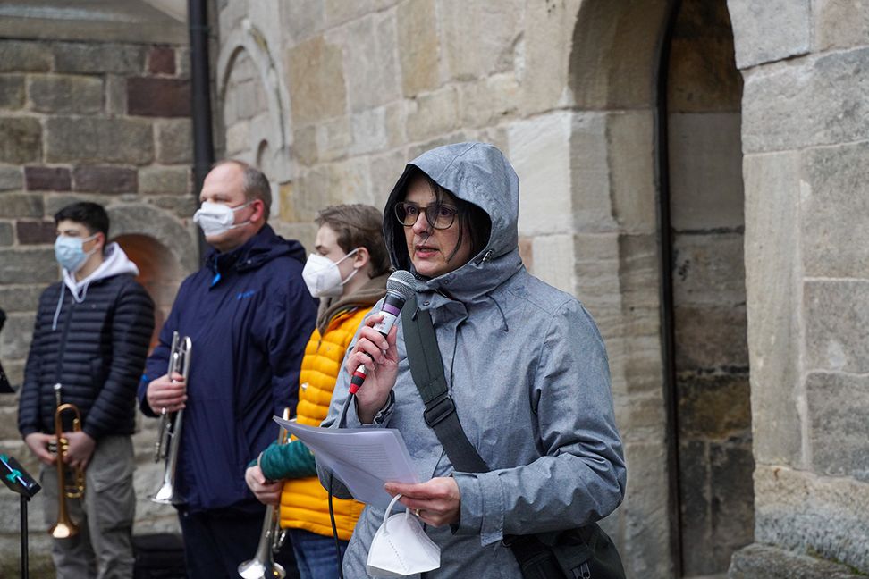 Kerstin Schmenger, Vorsitzende des Gesamtelternbeirats der Sindelfinger Kindertagesstätten, spricht beim Montagsgedenken vor der Sindelfinger Martinskirche.Bild: Dettenmeyer