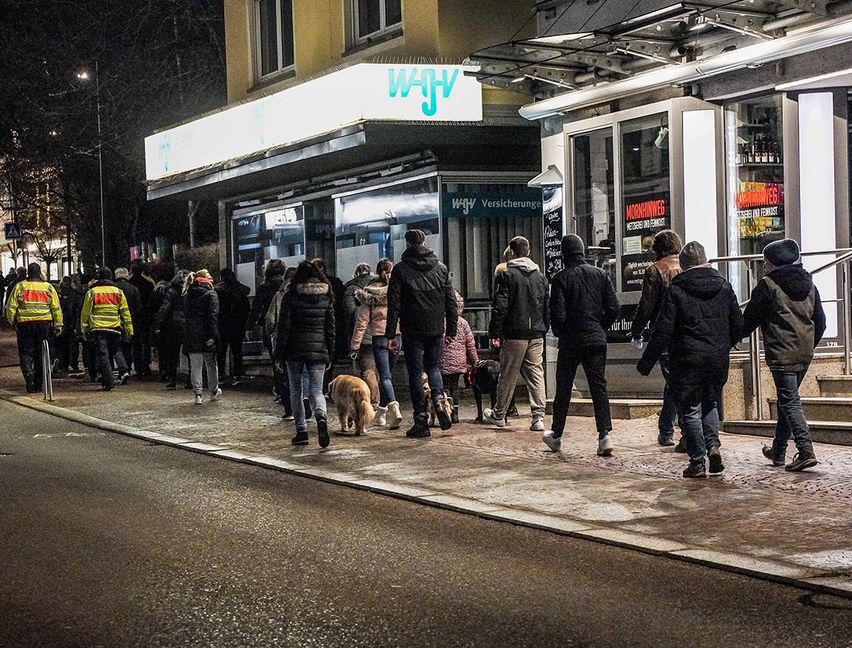 Der Protest im Vorbeigehen gegen die Corona-Maßnahmen in Sindelfingen.Bild: Dettenmeyer