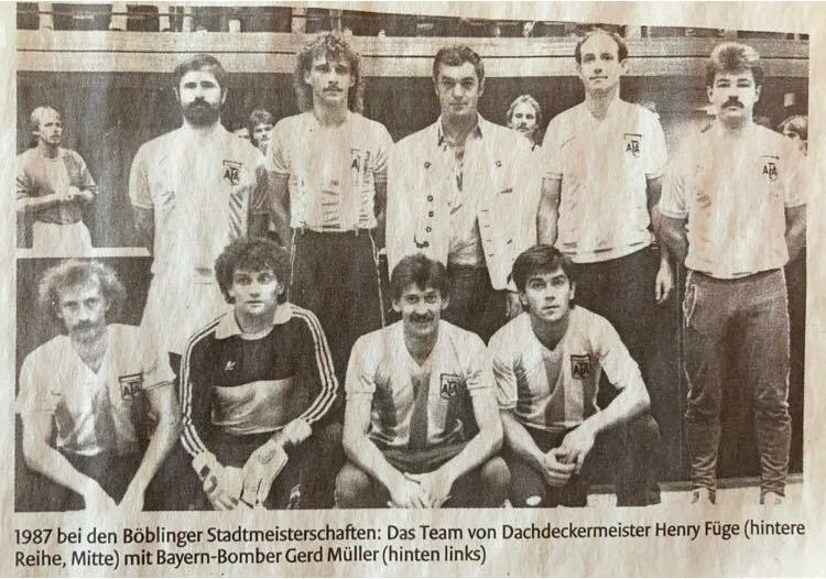 Ein unvergessliches Erlebnis für die Mannschaft von Dachdecker Henry Füge (hintere Reihe Mitte): Torhüter Rainer Dinkelacker (vorne, 2. von links) und Roland „Bugga“ Müller (hintere Reihe rechts) erinnern sich noch sehr gut an den Abend, als Gerd Müller (hinten links) mit ihnen bei den Böblinger Fußball-Stadtmeisterschaften in der Murkenbachhalle auflief.    Bild: z/100 Jahre SVB Fußball