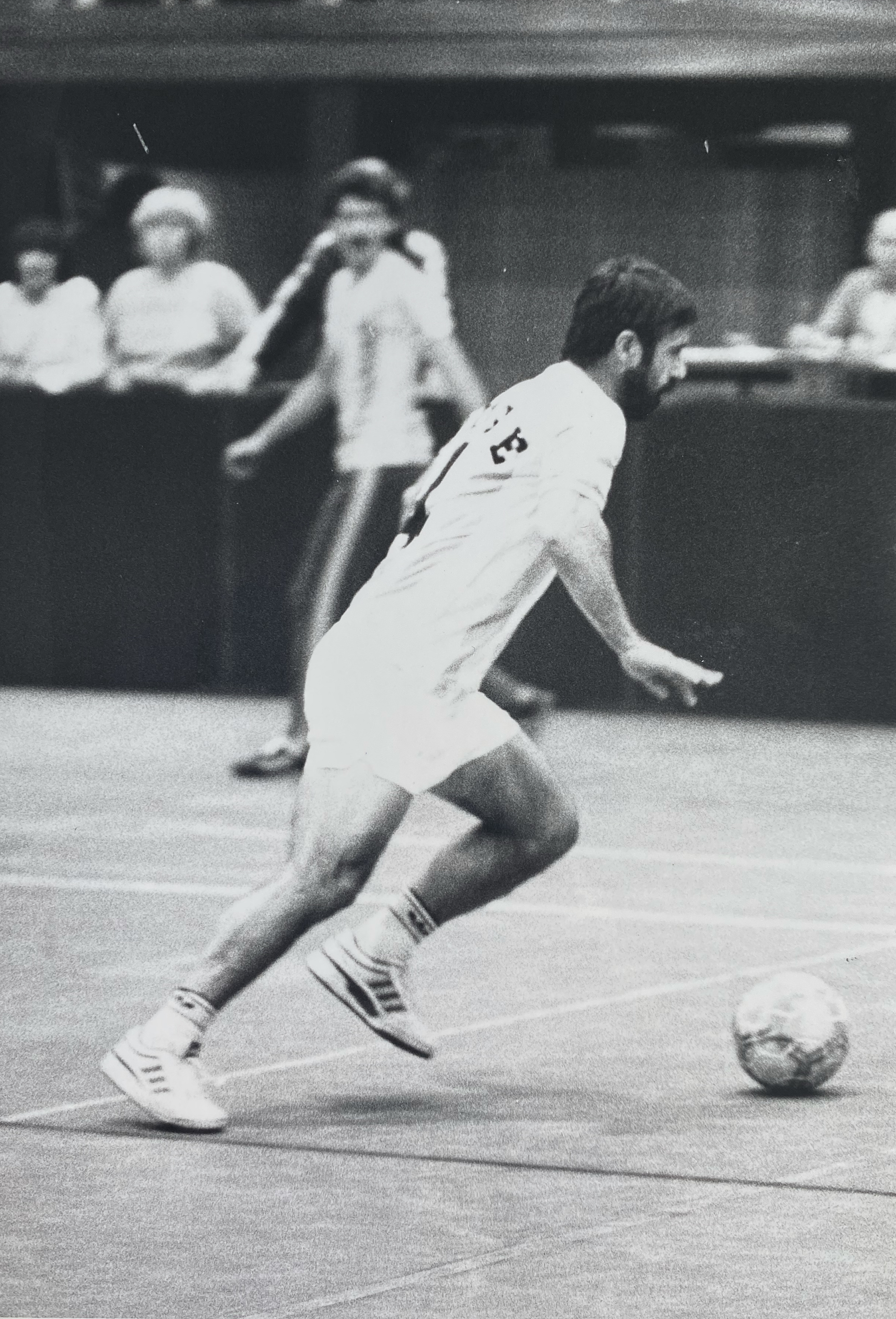Gerd Müller: Ein Weltmeister am Ball in der Böblinger Murkenbachhalle bei der Fußball-Stadtmeisterschaft 1987. Bild: Stampe/A