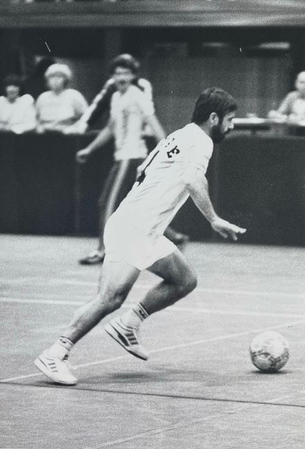 Gerd Müller: Ein Weltmeister am Ball in der Böblinger Murkenbachhalle bei der Fußball-Stadtmeisterschaft 1987. Bild: Stampe/A