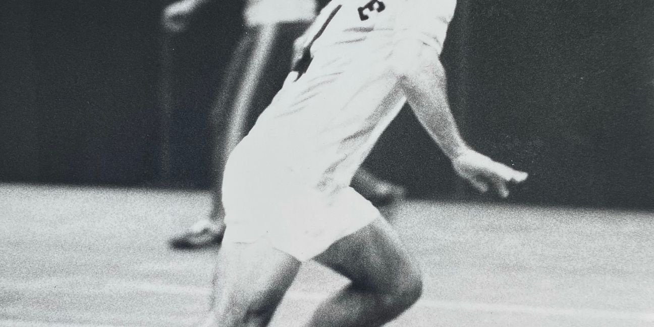 Gerd Müller: Ein Weltmeister am Ball in der Böblinger Murkenbachhalle bei der Fußball-Stadtmeisterschaft 1987. Bild: Stampe/A