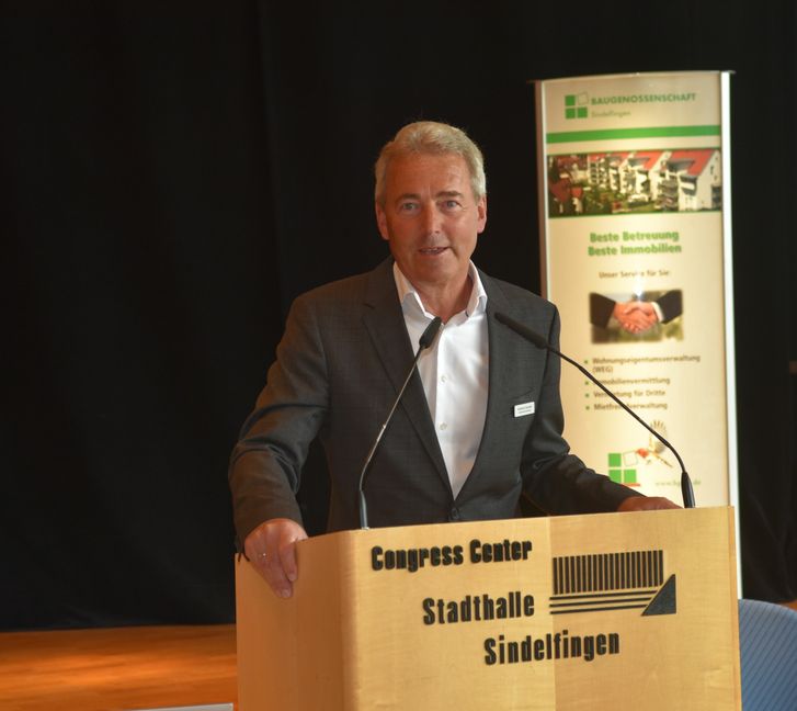 Der Aufsichtsratsvorsitzende Karlheinz Sanwald leitete die Mitgliederversammlung der Baugenossenschaft Sindelfingen. Mit dem Ende der Versammlung endete seine Amtsperiode, doch wählte ihn die Versammlung für weitere drei Jahre in das Aufsichtsgremium. Bild: Reichert