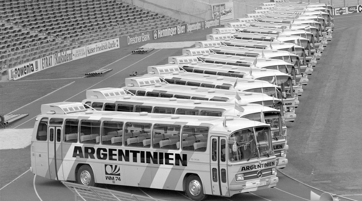 Allen 16 Nationen werden Busse zur Verfügung gestellt, gestaltet mit den Landesnamen und den Nationalfarben. Das Foto entstand am 29. Mai 1974 anlässlich der Vorstellung der Busse in Frankfurt am Main.    Bild: Mercedes-Benz AG