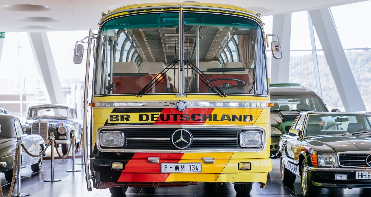 Ein Hingucker im Mercedes-Benz Museum: Mit diesem Reisebus O 302 fuhren Franz Beckenbauer und Co. 1974 zum Training und zu den Spielen – und holten am Ende den Titel.      Bild: Mercedes-Benz AG